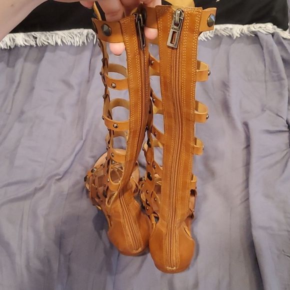 Super hot camel colored studded Schutz gladiators - Picture 6 of 12